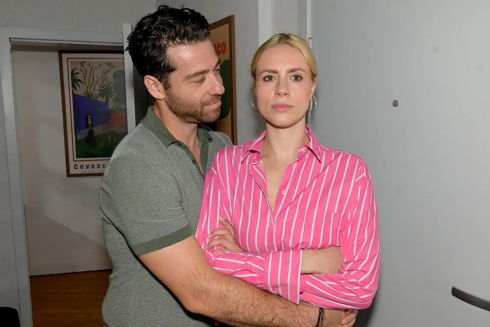 GZSZ-Szene: Carlos hält Zoe im Arm, sie blickt ernst. GZSZ-Szene: Carlos hält Zoe im Arm, sie blickt ernst.