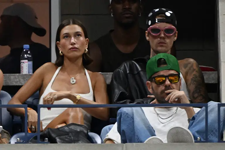 Hailey Bieber und Justin Bieber schauen ernst in die Ferne