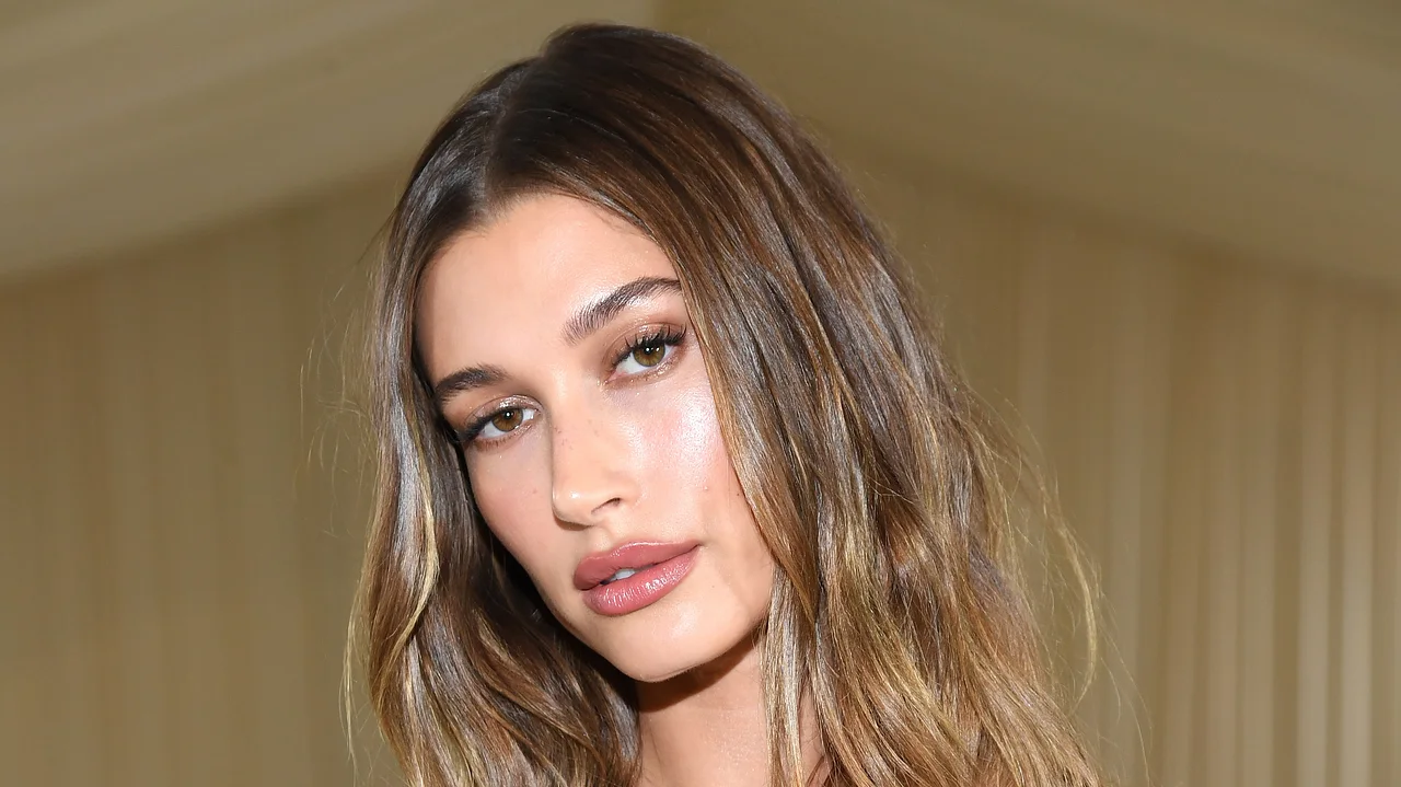 Hailey Bieber Hailey Bieber - Foto: Kevin Mazur/MG21/Getty Images For The Met Museum/Vogue