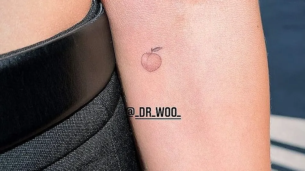 Hailey Biebers Pfirsich-Tattoo Hailey Biebers Pfirsich-Tattoo