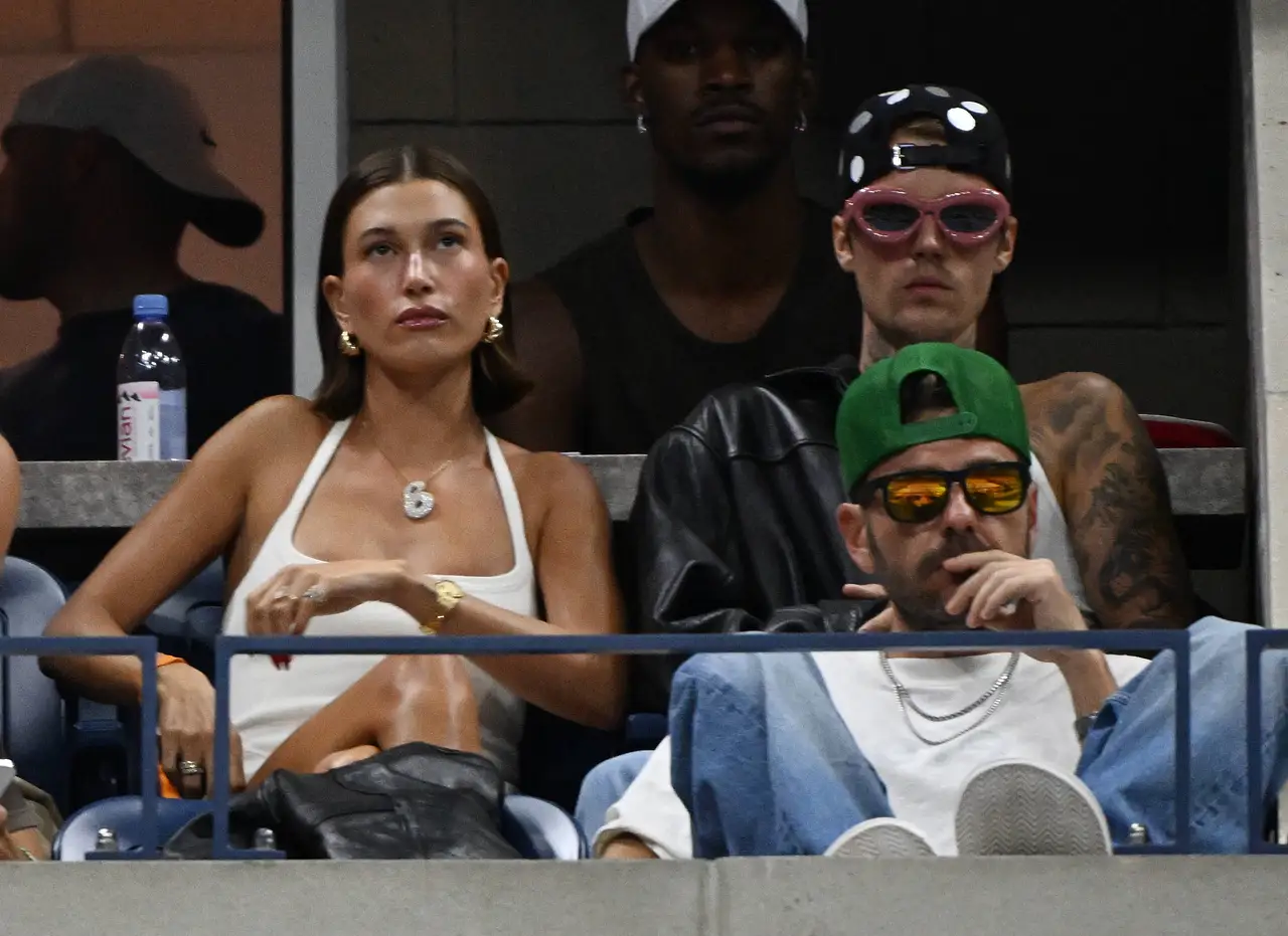 hailey justin bieber imago1034118149h Hailey Bieber und Justin Bieber schauen ernst in die Ferne - Foto: IMAGO / MediaPunch