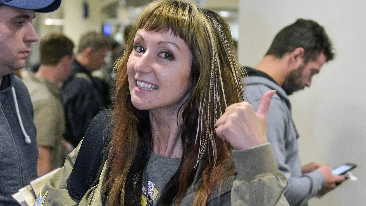 Hanka Rackwitz Hanka Rackwitz zeigt einen Daumen nach oben - Foto: IMAGO / Future Image