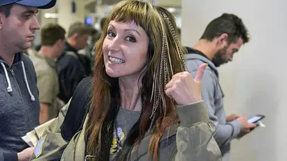 Hanka Rackwitz zeigt einen Daumen nach oben