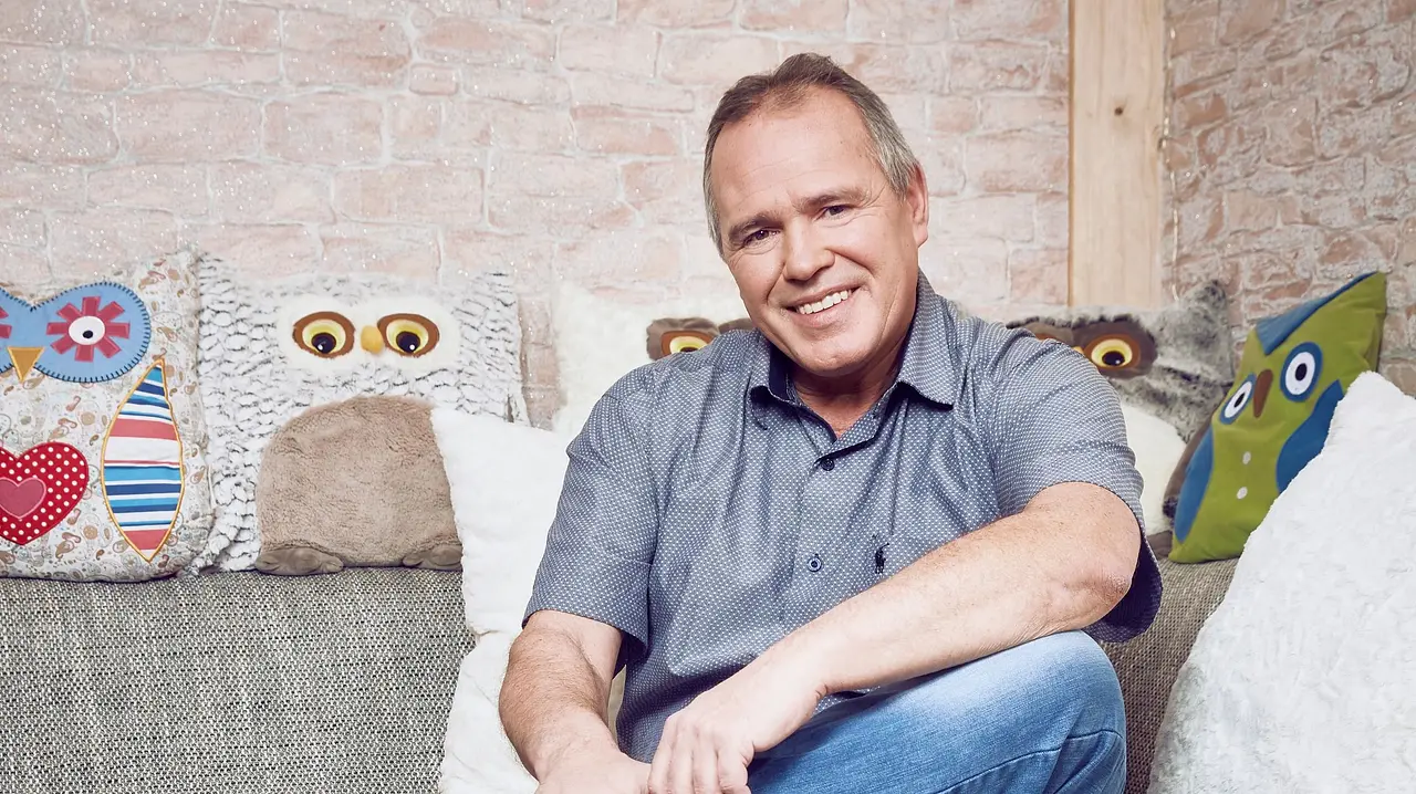 Harald Elsenbasts Herz macht wieder Probleme Harald Elsenbast sitzt auf dem heimischen Sofa - Foto: RTL2