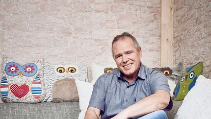 Harald Elsenbast sitzt auf dem heimischen Sofa