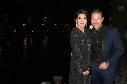 Hardy Krüger und Alice stehen Arm in Arm nebeneinander.