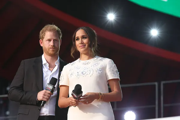 Prinz Harry und Herzogin Meghan auf der Bühne.