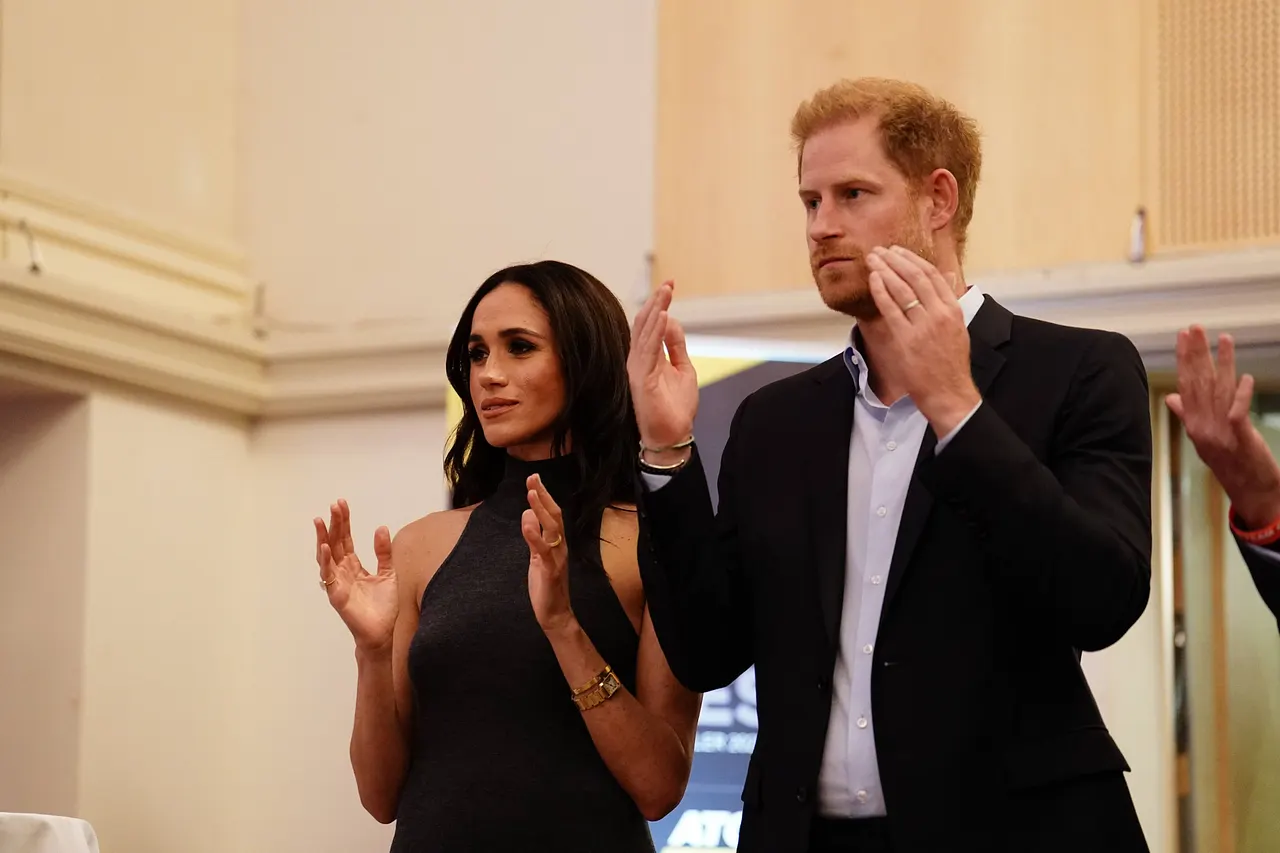 harry-meghan-liebesshow-imago304177422 Prinz Harry und Herzogin Meghan klatschen in die Hände und schauen ernst. - Foto: IMAGO / i Images