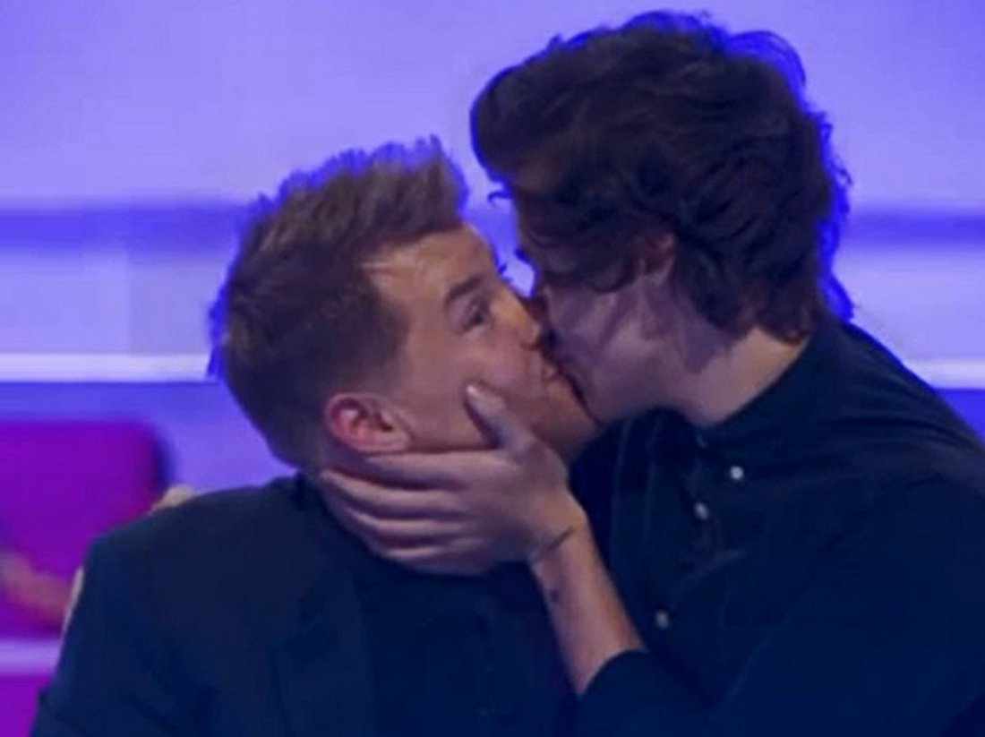 Hier küsst Harry Styles einen Mann!
