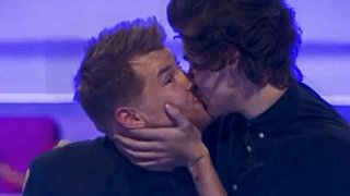 Hier küsst Harry Styles einen Mann! - Foto: YouTube / UBC Entertainment News