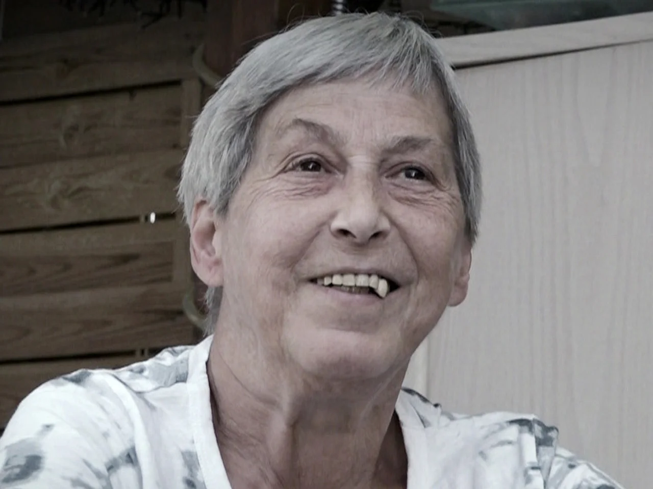 "Hartz und herzlich"-Dagmar verstarb am 8. November 2021. Die verstorbene Hartz und herzlich-Protagonistin Dagmar lächelt in die Kamera. - Foto: RTLZWEI