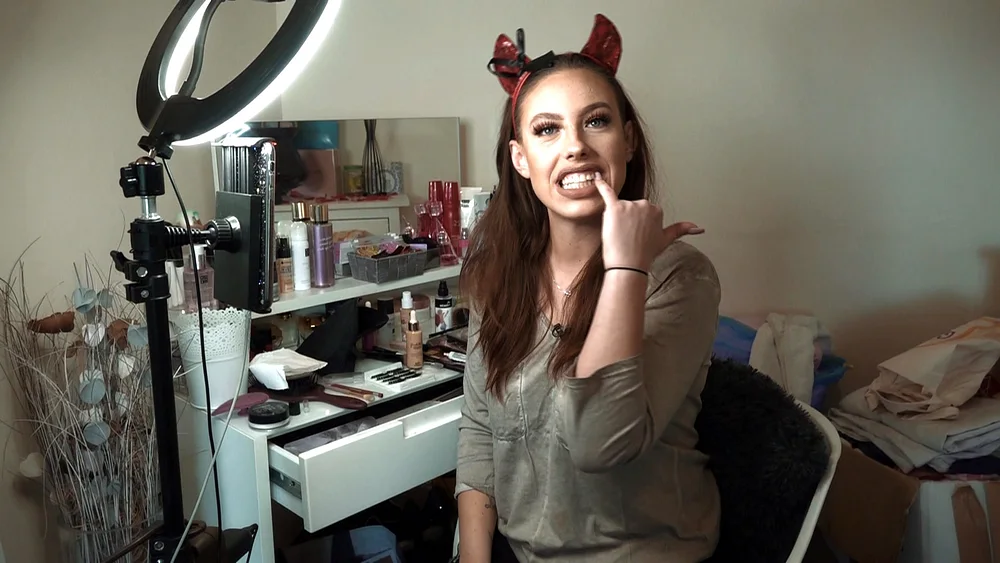 Janine von "Hartz und Herzlich" in ihrem beautysalon