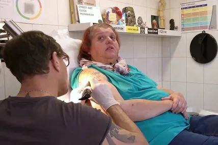 Carmen sitzt im Tattoo-Studio bei Rick und lässt sich ihr erstes Tattoo stechen! Das Ergebnis wird ein ganze besonderes Motiv. 