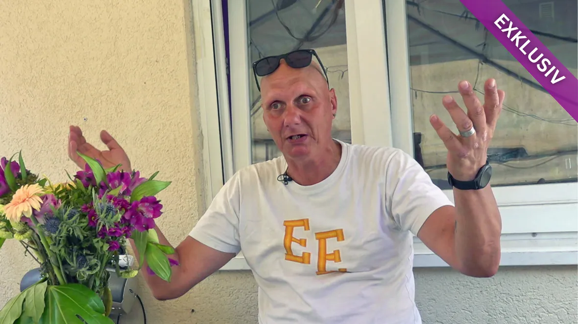 "Hartz und herzlich"-Elvis gestikuliert