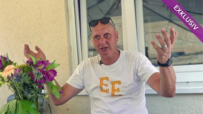 "Hartz und herzlich"-Elvis gestikuliert