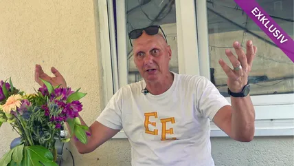 "Hartz und herzlich"-Elvis gestikuliert