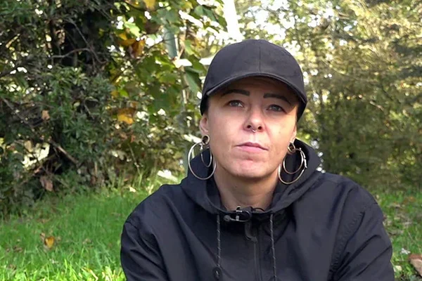 Die neue Hartz und Herzlich Protagonistin zeigt sich mit schwarzem Basecap