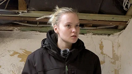 "Hartz und herzlich"-Cindy steht in ihrem neuen Haus und guckt verdutzt