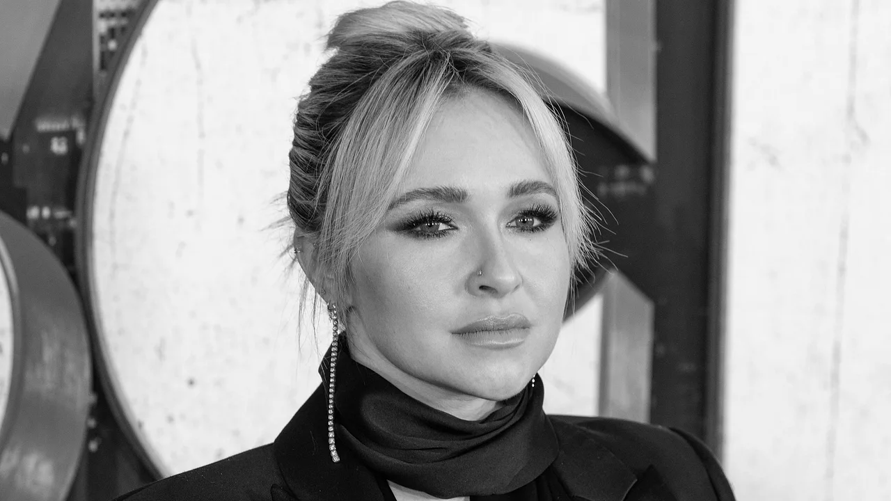 Hayden Panettiere posiert auf dem roten Teppich.