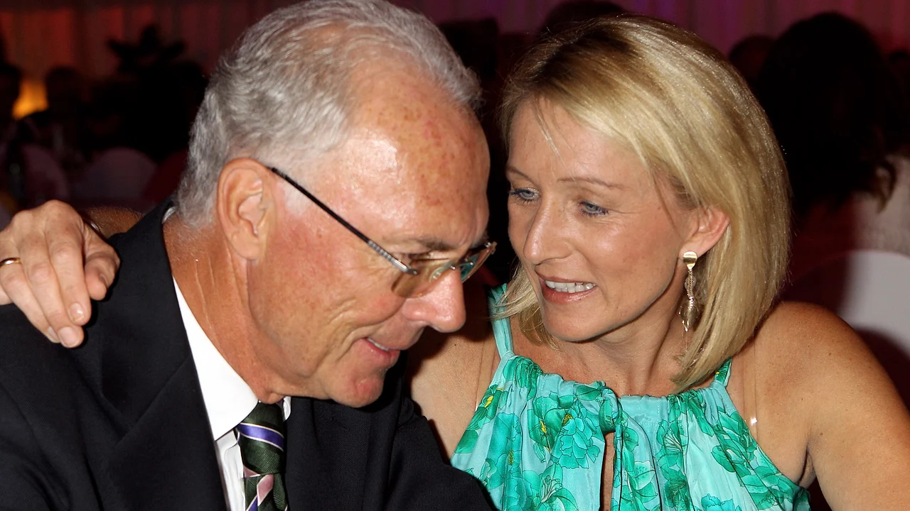 Heidi Beckenbauer mit ihrem verstorbenen Mann Franz Heidi Beckenbauer mit ihrem verstorbenen Mann Franz - Foto: Miguel Villagran/Getty Images