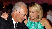 Heidi Beckenbauer mit ihrem verstorbenen Mann Franz - Foto: Miguel Villagran/Getty Images