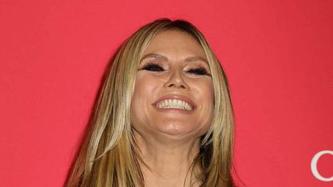 Heidi Klum grinst auf dem Roten Teppich - Foto: IMAGO / ZUMA Press Wire