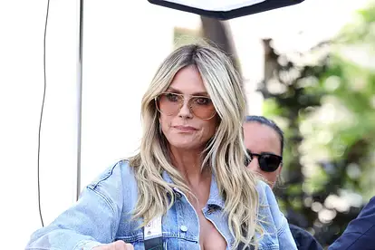 Heidi Klum sieht ernst aus. Sie trägt eine dezent getönte Sonnenbrille und offene Haare.
