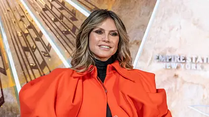 Heidi Klum in knallorangener Jacke