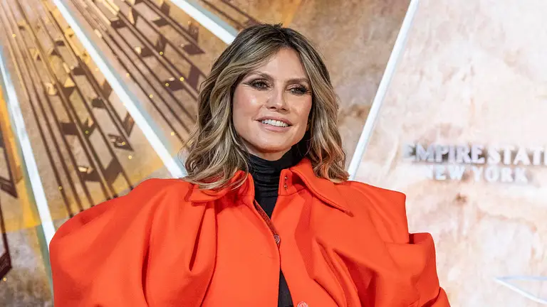 Heidi Klum in knallorangener Jacke