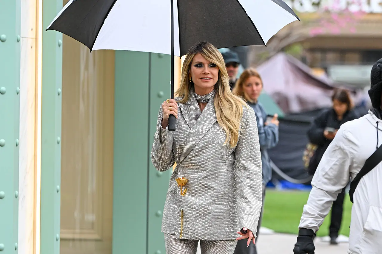 heidi klum gntm verliert zuschauer Heidi Klum mit einem Regenschirm in der Hand schaut zur Seite. - Foto: IMAGO / Cover-Images