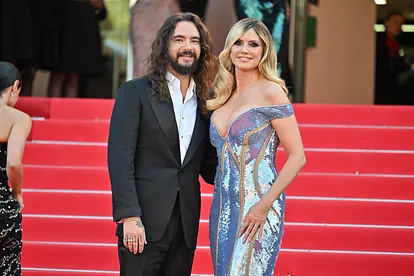 Heidi Klum und Tom Kaulitz stehen auf dem roten Teppich, er trägt einen schwarzen Anzug und sie ein schulterfreies Paillettenkleid.