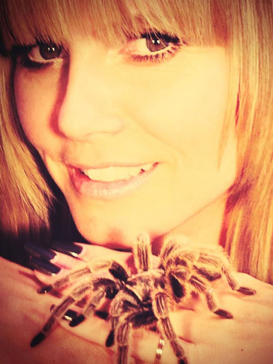Heidi Klum posiert mit Spinne Brutus