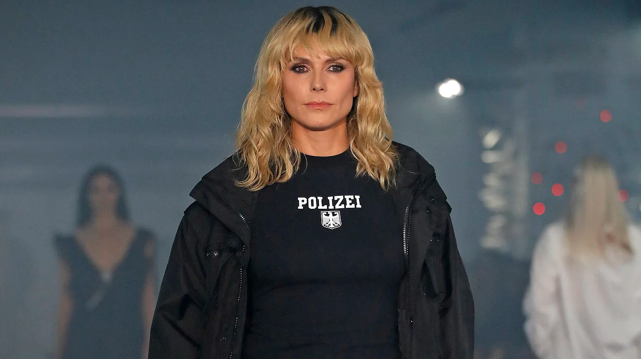 Heidi Klum auf dem Laufsteg in Paris Heidi Klum auf dem Laufsteg in Paris - Foto: IMAGO / ABACAPRESS