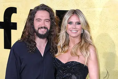 Tom Kaulitz und Heidi Klum schauen lächelnd in die Kamera!