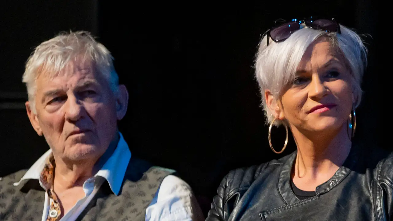 Heinz Hoenig und Annika Kärsten-Hoenig Heinz Hoenig und Annika Kärsten-Hoenig schauen in die Ferne - Foto: IMAGO / Reichwein