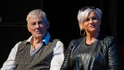 Heinz Hoenig und Annika Kärsten-Hoenig schauen in die Ferne