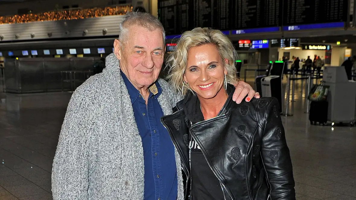 Heinz Hoenig und Ehefrau Annika Kärsten-Hoenig am Flughafen