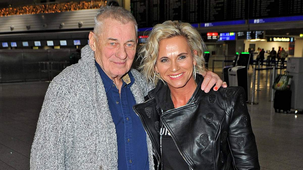 Heinz Hoenig und Ehefrau Annika Kärsten-Hoenig am Flughafen