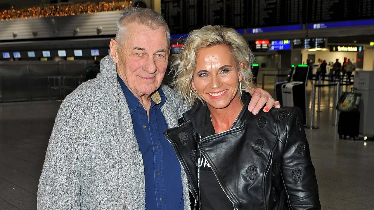 Heinz Hoenig und Ehefrau Annika Kärsten-Hoenig Heinz Hoenig und Ehefrau Annika Kärsten-Hoenig am Flughafen - Foto: IMAGO / STAR-MEDIA