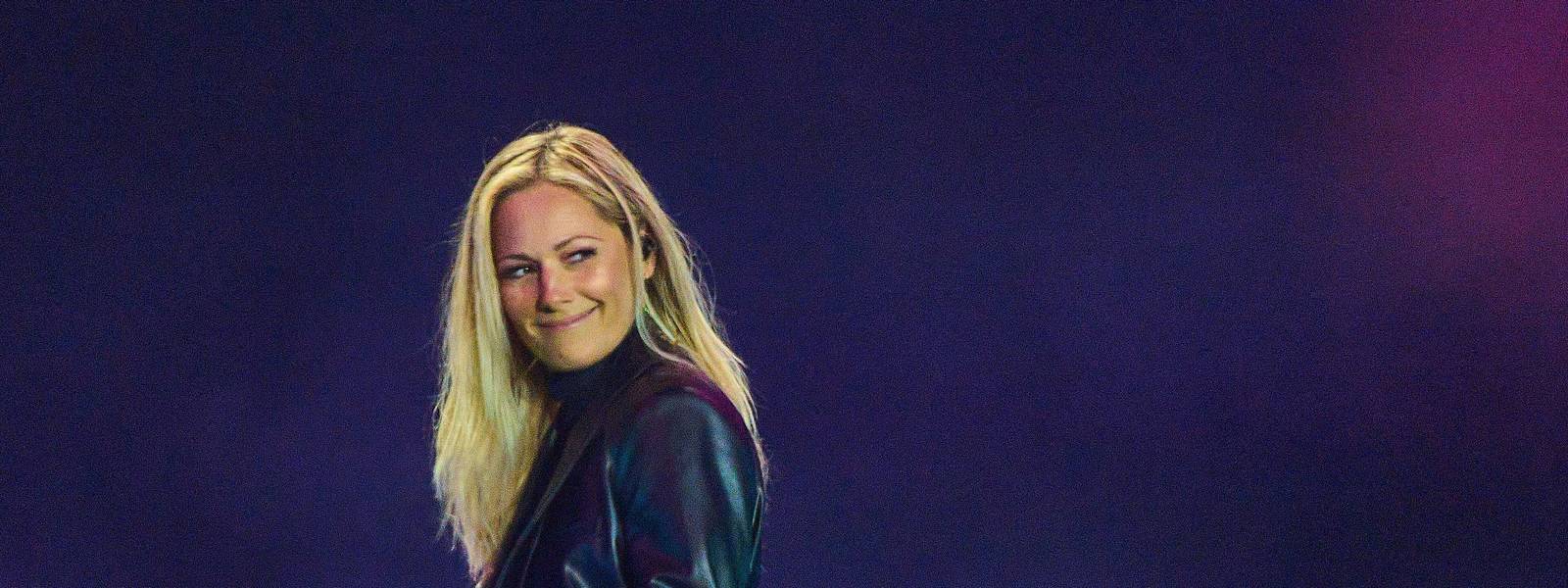 anal plug fiyatları Helene Fischer schwenkt an ihrem Konzert mit einem Dildo herum main image 0