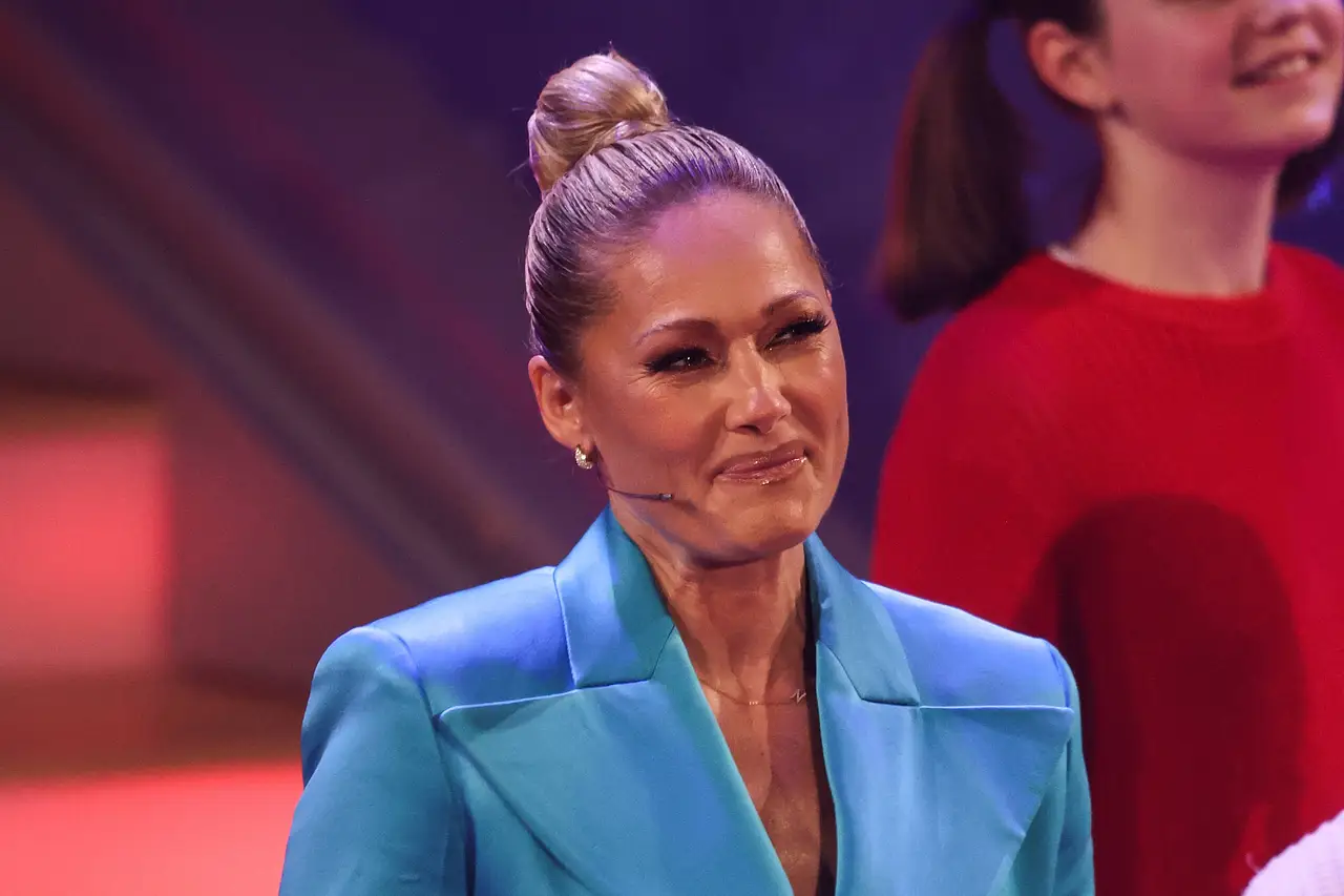 helene fischer geheimnis imago783071042 Helene Fischer schaut lächelnd in die Ferne. - Foto: IMAGO / Christian Schroedter