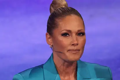 Helene Fischer trägt einen hohen Dutt und blickt mit ernster Miene in die Kamera. 