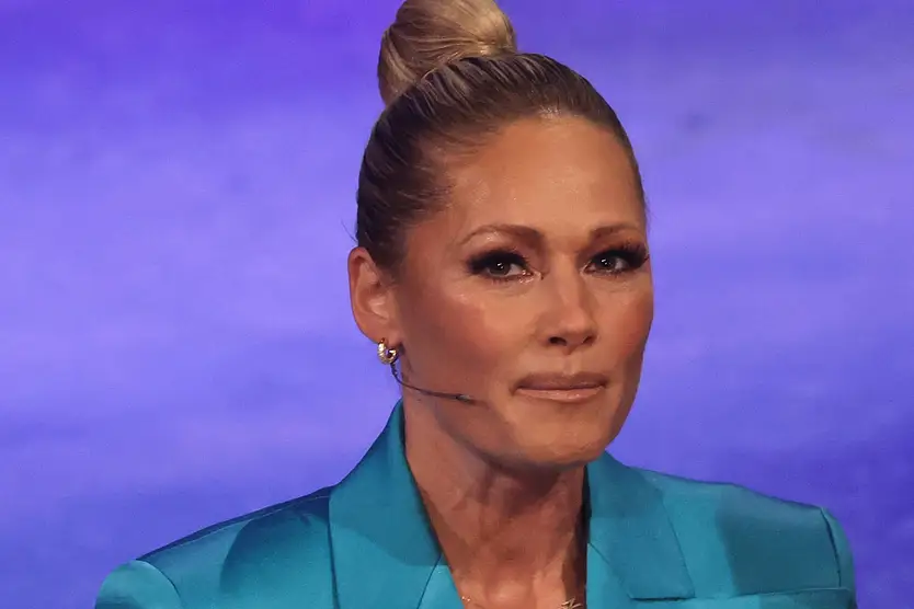 Helene Fischer trägt einen hohen Dutt und blickt mit ernster Miene in die Kamera. 