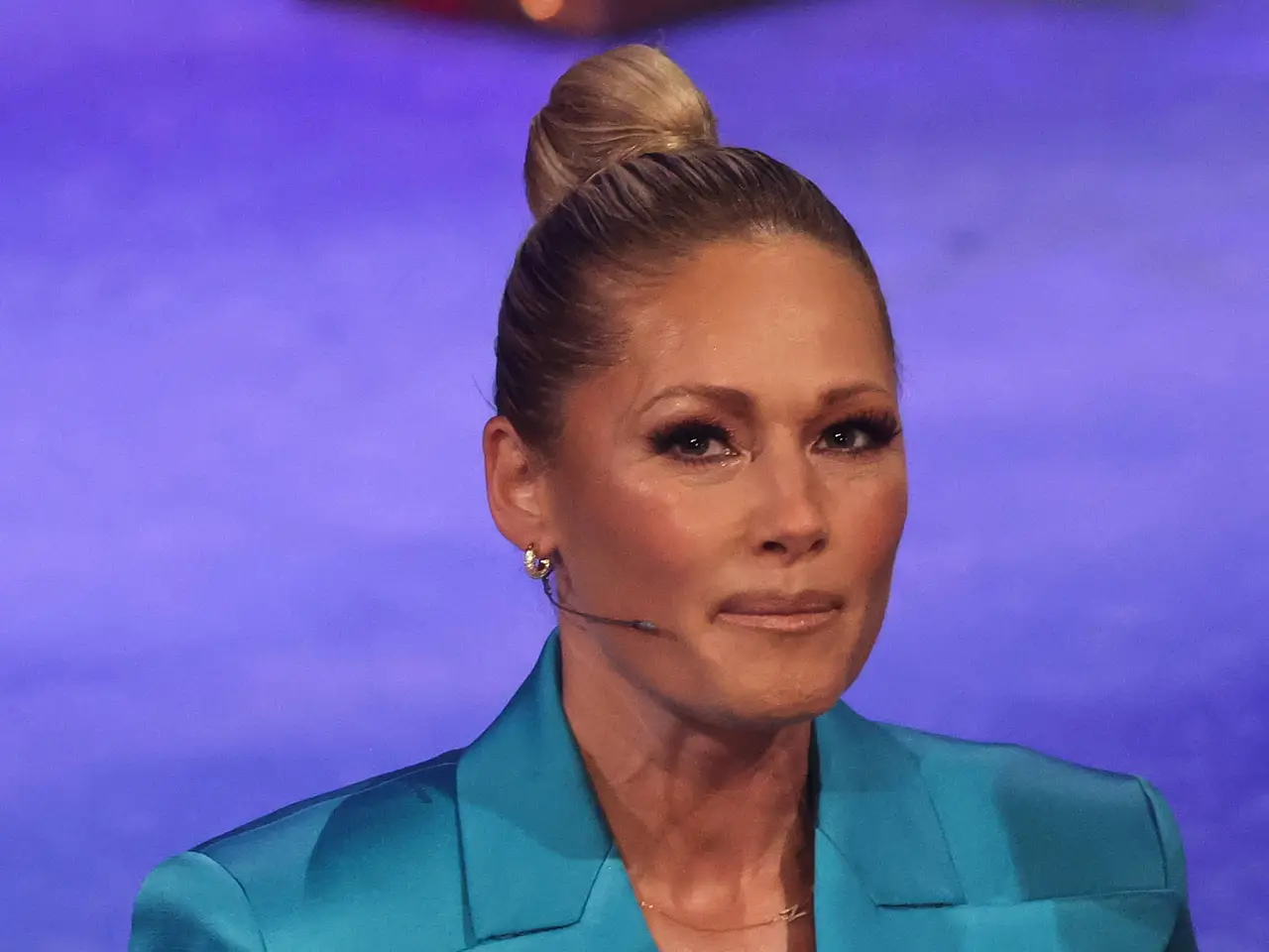 Helene Fischer trägt einen hohen Dutt und blickt mit ernster Miene in die Kamera.  - Foto: IMAGO / Christian Schroedter