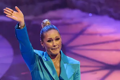 Helene Fischer winkt während einer Fernsehshow ihren Fans zu