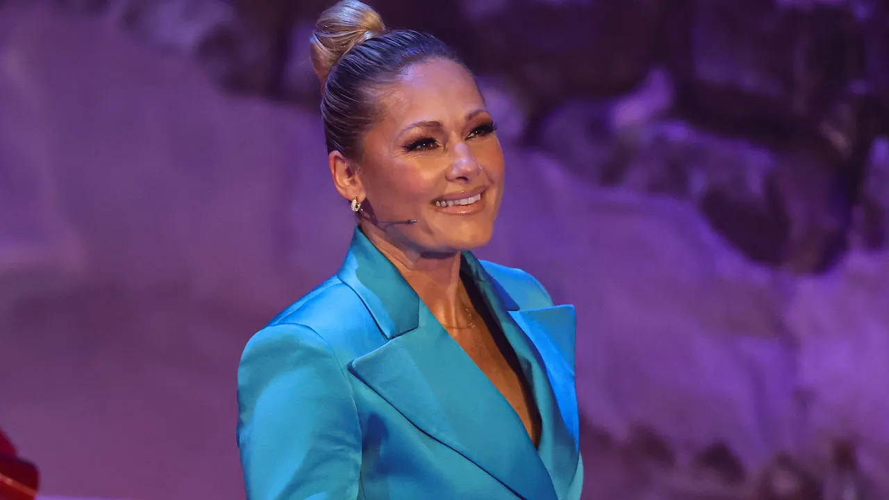 Helene Fischer Helene Fischer im blauen Anzug. - Foto: IMAGO / Christian Schroedter