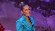 Helene Fischer im blauen Anzug. - Foto: IMAGO / Christian Schroedter