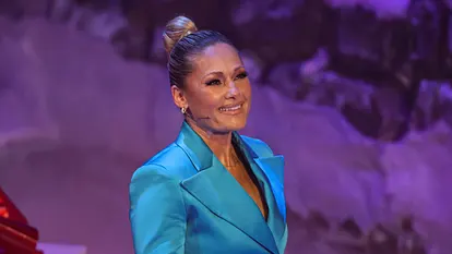 Helene Fischer im blauen Anzug.