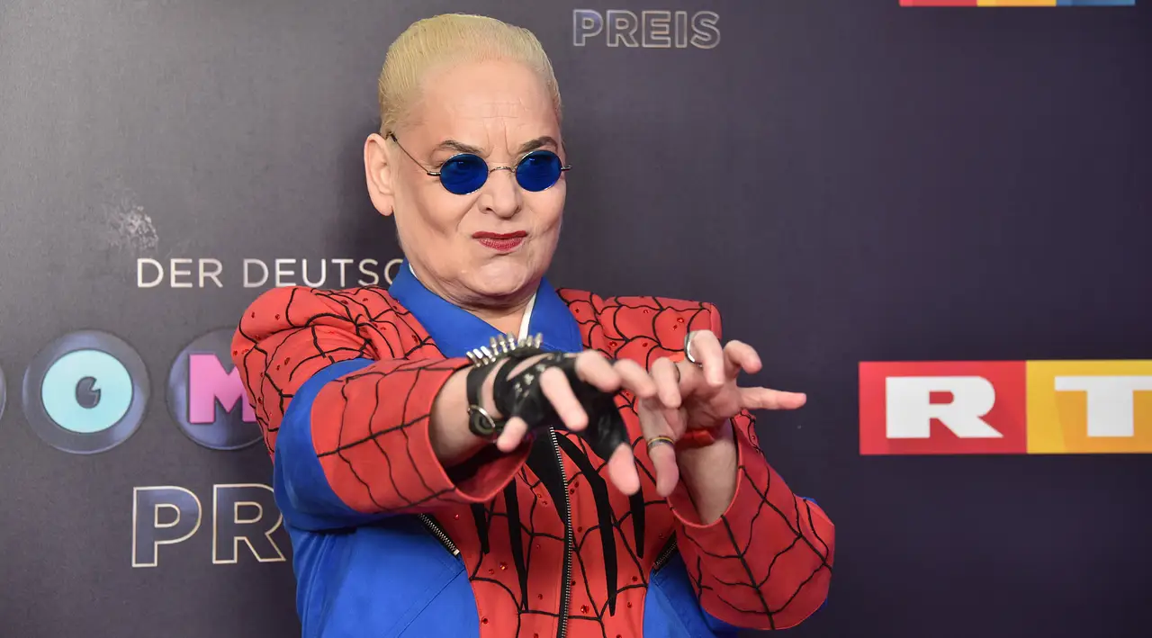 Hella von Sinnen heute mit buntem Styling Hella von Sinnen heute mit buntem Styling - Foto: Imago