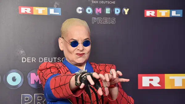 Hella von Sinnen heute mit buntem Styling